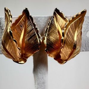 Vintage Giovanni Gold tone leaf clip on earrings